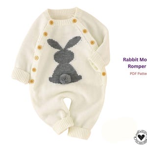 Peut inclure: Combinaison pour bébé en tricot crème avec un motif de lapin gris sur le devant. La combinaison a des manches longues, des poignets côtelés et des boutons en bois. Le texte "Rabbit Motif Romper" est visible.