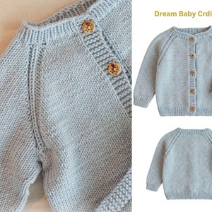 Könnte beinhalten: Hellblauer Baby-Cardigan mit Holzknöpfen. Das Strickwaren-Design hat einen Rundhalsausschnitt und Raglanärmel. Der Text "Dream Baby Crdigan" ist im Bild zu sehen. Der Cardigan wird aus verschiedenen Blickwinkeln gezeigt.