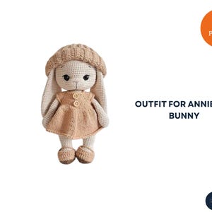 Puede incluir: Una muñeca de conejo de ganchillo con un vestido, sombrero y zapatos color beige. La muñeca tiene orejas largas y detalles de botones en el vestido. El texto en la imagen dice "Outfit for Annie the Bunny" y "PDF Pattern".