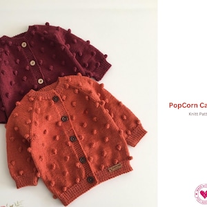 Può includere: Due cardigan in maglia popcorn, nei toni del bordeaux e dell'arancione. I maglioni hanno un'abbottonatura frontale e sono adornati da dettagli a punto popcorn strutturati. L'immagine include anche il testo "PopCorn Cardigan Knitt Pattern".