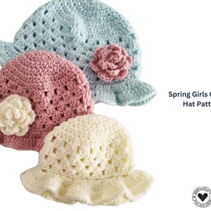 Puede incluir: Tres sombreros de ganchillo en colores pastel: rosa, azul claro y crema. Cada sombrero presenta un adorno floral y un borde con volantes. Los sombreros son parte de un "Spring Girls Crochet Hat Pattern".