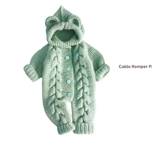 Könnte beinhalten: Hellgrüner Strick-Overall mit Kapuze und Bärenohren. Der Overall hat eine Knopfleiste vorne und Zopfmuster-Details. Der Text "Cable Romper Pattern" ist sichtbar.