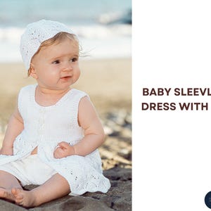 Könnte beinhalten: Ein Baby in einem weißen ärmellosen Kleid und passendem Hut. Das Kleid hat eine Knopfleiste vorne und ein zartes Lochmuster. Der Text "BABY SLEEVELESS DRESS WITH HAT" ist auf der rechten Seite des Bildes zu sehen.