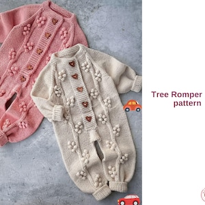 Könnte beinhalten: Zwei gestrickte Baby-Strampler, einer in Hellrosa und der andere in Creme, werden gezeigt. Jeder Strampler hat eine Knopfleiste mit herzförmigen Knöpfen und floralen Verzierungen. Der Text "Tree Romper Knitt pattern" ist sichtbar.