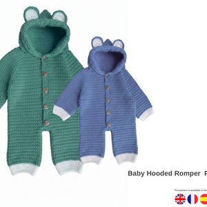 Op de afbeelding: Twee gebreide babyrompers, één teal en één blauw, elk met een capuchon met kleine witte oren. De rompers hebben lange mouwen, knoopsluitingen en witte manchetten en enkels. De tekst "Baby Hooded Romper Pattern" is zichtbaar.