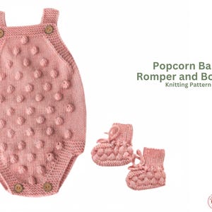 Può includere: Un set di tutina e stivaletti per neonati lavorati a maglia in un delicato colore rosa. La tutina presenta un design a punto popcorn strutturato e bottoni in legno. I calzini abbinati hanno un motivo a punto popcorn simile. Il testo recita "Popcorn Baby Romper and Booties Knitting Pattern."