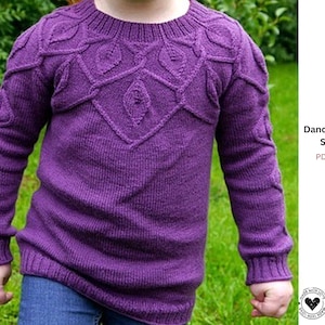 Puede incluir: Un suéter morado vibrante con un diseño de hojas en el pecho y las mangas. El suéter tiene cuello redondo y mangas largas. El texto "Dancing Leaves Sweater PDF Pattern" es visible en el lado derecho de la imagen.