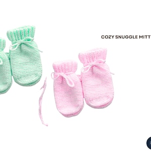 Puede incluir: Dos pares de mitones de bebé de punto, uno rosa y otro verde menta, cada uno con un cierre de cordón. El texto "COZY SNUGGLE MITTENS" es visible. Los mitones están sobre un fondo blanco.