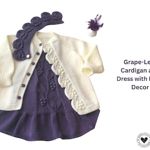 Puede incluir: Conjunto de bebé tejido, que incluye un cárdigan crema con botones morados y un vestido morado. El vestido presenta un diseño de hoja de uva y un dobladillo con volantes. Se incluye un tocado a juego. Hecho a mano.