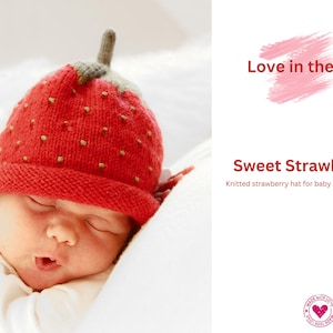 Op de afbeelding: Een gebreide rode aardbeienmuts met groene steel en bruine zaden. De muts zit op het hoofd van een baby. Tekst op de afbeelding zegt "Love in the air" en "Sweet Strawberry".