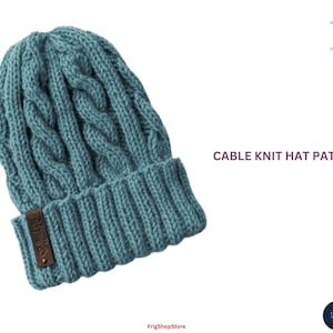 Puede incluir: Un gorro de punto trenzado de color verde azulado con un borde acanalado y una etiqueta de cuero marrón. El gorro presenta un diseño trenzado y el texto "CABLE KNIT HAT PATTERN".