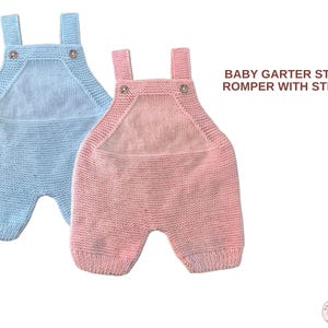 Może przedstawiać: Dwa dzianinowe śpioszki dla niemowląt, jeden jasnoniebieski i jeden różowy, z ramiączkami i detalami guzików. Śpioszki wykonane są ściegiem francuskim i posiadają kieszonkowy design. Tekst na zdjęciu brzmi: BABY GARTER STITCH ROMPER WITH STRAPS.