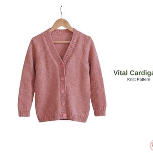 Vital Cardigan Strickmuster - Baby & Kinder Pullover mit V-Ausschnitt - Klassischer Aran Strick PDF - Alle Größen Mädchen Cardigan machen- Cardi Geschenk