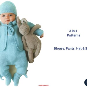 Könnte beinhalten: Ein Baby in einem hellblauen Strick-Outfit, einschließlich Hut, Strickjacke, Hose und Socken, mit passenden Schleifendetails. Das Baby hält einen grauen Stoffhasen. Der Text auf dem Bild lautet "3 in 1 Patterns" und "Blouse, Pants, Hat & Socks."