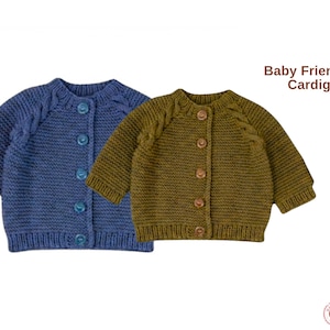 Könnte beinhalten: Zwei gestrickte Baby-Cardigans. Einer ist mittelblau, der andere olivgrün. Jeder hat lange Ärmel, einen runden Halsausschnitt und Knopfverschlüsse. Der Text "Baby Friendship Cardigan" steht über den Cardigans.