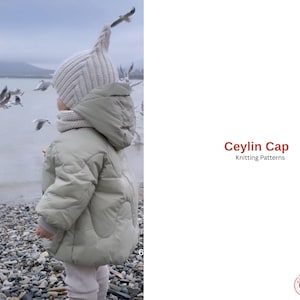 Peut inclure: Un enfant porte un bonnet en tricot gris clair avec un long sommet pointu, une écharpe assortie et une veste bouffante vert clair. Le texte "Ceylin Cap Knitting Patterns" est visible.