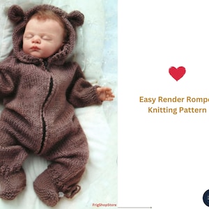 Op de afbeelding: Een slapende baby in een bruine gebreide berenromper met een capuchon en berenoren. De romper heeft een rits aan de voorkant. De tekst luidt "Easy Render Romper Knitting Pattern".