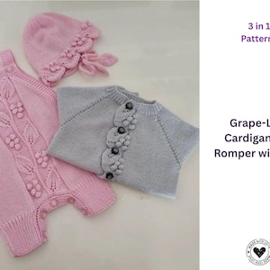 Puede incluir: Un conjunto de bebé tejido en rosa claro que incluye un pelele, un cárdigan y un gorro. El pelele y el gorro presentan un diseño de hoja de uva con detalles florales. El cárdigan gris tiene una fila de botones decorativos. Incluye el texto "3 in 1 Patterns".