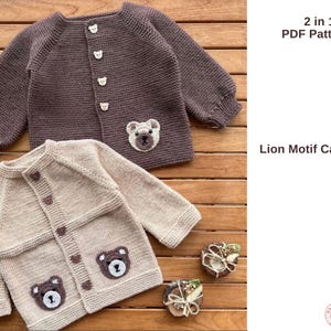 Op de afbeelding: Twee gebreide babyvesten in bruin en beige, met berenmotieven. Het bruine vest heeft een berenapplicatie en houten knopen. Het beige vest heeft berenapplicaties en houten knopen. De tekst "2 in 1 PDF Patterns" en "Lion Motif Cardigans" is ook aanwezig.