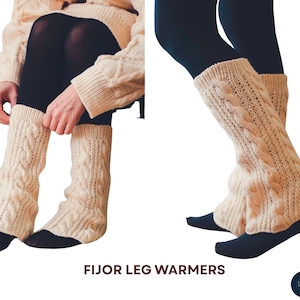 Può includere: Scaldamuscoli color crema a treccia. Gli scaldamuscoli sono mostrati su una persona che indossa leggings e calzini neri. Il testo "FIJOR LEG WARMERS" è in basso nell'immagine.