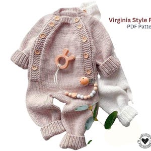 Puede incluir: Un pelele de bebé de punto rosa claro con botones de madera y un mordedor de madera a juego. El pelele tiene mangas largas y una botonadura frontal. El texto "Virginia Style Romper PDF Pattern" es visible.