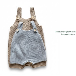 Puede incluir: Dos peleles de bebé tejidos, uno beige y otro azul claro, apilados sobre un fondo blanco. Cada pelele tiene cierres de botón en las correas y en la parte inferior. El texto "Melbourne Stylish Crochet Baby Romper Pattern" es visible.