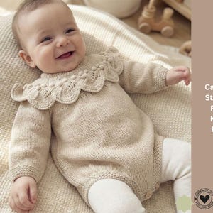 Puede incluir: Un bebé sonriente con un pelele de punto beige con cuello festoneado. El pelele de manga larga tiene cierre de botones y se combina con leggings blancos. La imagen incluye el texto "Cambridge Style Baby Romper Knitting Pattern".