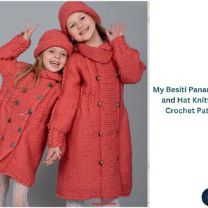 Op de afbeelding: Twee jonge meisjes in bijpassende koraalkleurige gebreide jassen en mutsen. De jassen hebben een dubbelborst ontwerp met houten knopen en kabelbrei details. De afbeelding bevat de tekst "My Besiti Panama Coat and Hat Knitting & Crochet Pattern."