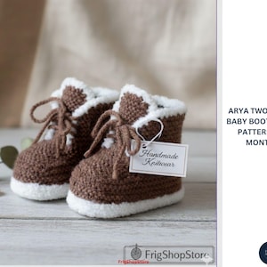 Puede incluir: Un par de botines de bebé tejidos en marrón y blanco con cordones. Los botines tienen un ribete blanco y están etiquetados como "Handmade Knitwear". El texto lateral dice "ARYA TWO NEEDLE BABY BOOTIES KNIT PATTERN (0-2 MONTHS)".