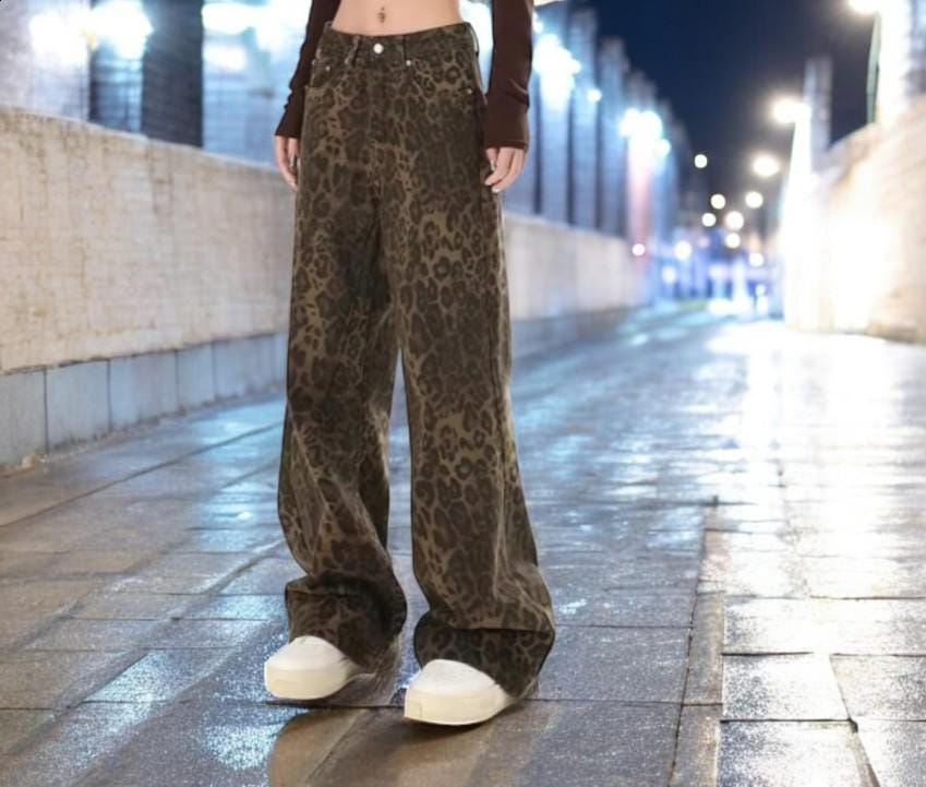 Stylish Tan Leopard Print Straight-Leg Jeans – Vintage Cropped Fit, Casual Streetwear Aesthetic. Trendy 90s-Inspired Denim Trousers 2025