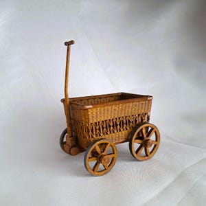 1:12 籐製牽引カート – 伝統的なフランス式ガーデンスタイル