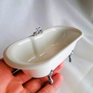 Traditional Bathtub | Clawfoot Resin Bath | Glossy Black, Glossy White, or Unpainted Grey 1:12 Scale