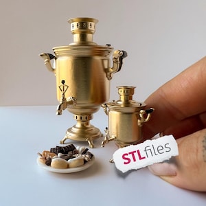 Puede incluir: Una taza de cerámica blanca con un asa negra y el texto "But First, Coffee" en negrita negra. La taza se encuentra sobre un fondo neutro, resaltando su diseño sencillo.