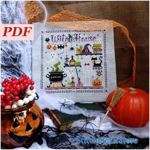 Puede incluir: Un patrón de punto de cruz titulado "Witch House" con elementos de Halloween. El diseño incluye fantasmas, un gato negro, un sombrero de bruja, botellas de pociones y una calabaza. La imagen también presenta una calabaza, arañas y encaje decorativo.