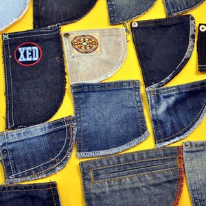 Könnte beinhalten: Eine Ansammlung von Denim-Taschenstücken in verschiedenen Blautönen, angeordnet auf einem leuchtend gelben Hintergrund. Einige Taschen haben dekorative Nähte, Aufnäher und den Text "XED". Die Taschen variieren in Größe und Form und zeigen verschiedene Denim-Texturen.