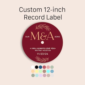 Puede incluir: Una etiqueta de disco personalizada de 30,48 cm con fondo burdeos. La etiqueta presenta el texto «OUR M&A SONG» y «I WILL ALWAYS LOVE YOU» de Whitney Houston, con fecha 23/11/24. El diseño incluye detalles florales dorados.