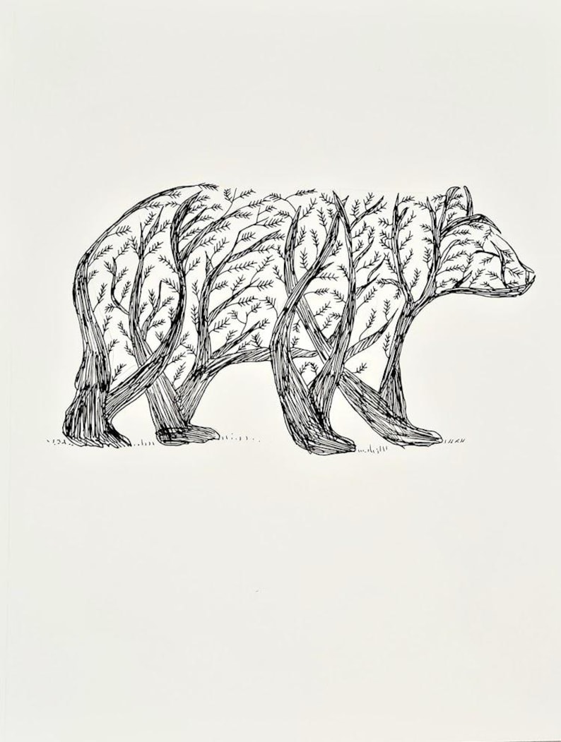 Puede incluir: Un dibujo en blanco y negro de un oso hecho de &aacute;rboles. El oso camina hacia la derecha.