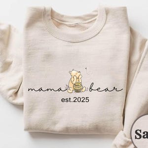 Mama Est Sweatshirt, personalisierte Mama Bär Winnie The Pooh T-Shirt, Geschenk für Mama, Benutzerdefinierte Mama Shirt Winnie The Pooh Mama Bear Shirt.
