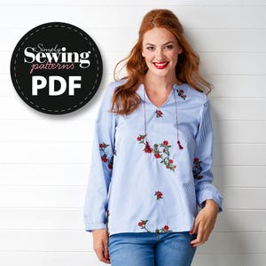 Könnte beinhalten: Eine blau-weiß gestreifte Bluse mit roten Blumenstickereien. Die Bluse hat einen V-Ausschnitt und lange Ärmel. Der Text "Simply Sewing patterns PDF" befindet sich auf einem schwarzen Kreis in der oberen linken Ecke des Bildes.