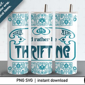 Op de afbeelding: Witte tumbler met een turquoise design en de tekst "I'd rather be THRIFTING". Het ontwerp bevat decoratieve bloemen- en scroll-elementen. De tumbler heeft een zilveren rietje en een zwarte basis.