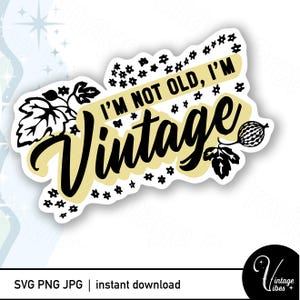 Puede incluir: Una pegatina con las palabras "I'M NOT OLD, I'M Vintage" en escritura negra y una pancarta amarilla. La pegatina tiene un borde blanco e incluye ilustraciones florales y de bayas. La parte inferior de la pegatina dice "SVG PNG JPG | instant download".