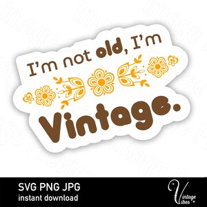 Puede incluir: Una pegatina blanca con texto marrón que dice "No soy viejo, soy vintage." El texto está rodeado por una fila de diseños florales amarillos.