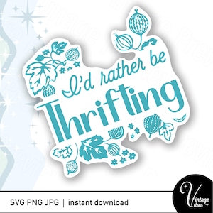 Puede incluir: Una pegatina blanca con el texto turquesa "I'd rather be thrifting". El diseño incluye ilustraciones botánicas turquesas de hojas y bayas. La parte inferior de la pegatina tiene el texto "SVG PNG JPG | instant download".