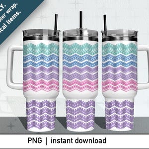 Puede incluir: Tres vasos blancos con un colorido patrón de chevrón en tonos turquesa, azul, rosa y morado. Cada vaso tiene un asa, una tapa y una pajita negra. El texto "DIGITAL ONLY. Printable tumbler wrap. No physical items." es visible.