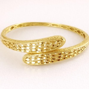 Pulsera rígida texturizada tipo brazalete en oro de 10k, 14k, 18k y plata.