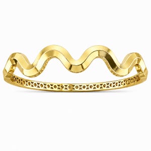 Può includere: Un anello in oro giallo lucido caratterizzato da un design ondulato e sinuoso continuo lungo la fascia superiore. La superficie interna dell'anello presenta un motivo geometrico traforato ripetitivo, che conferisce una texture alla struttura.
