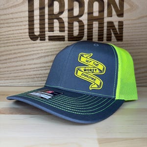Nicht der schlechteste Mitarbeiter im Trucker-Stil, Evolve-Pferdeschwanz, FlexFit, Flat Bill Hat