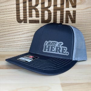 Ich hasse es hier Trucker-Style, Evolve-Pferdeschwanz, FlexFit, Flat Bill Hat