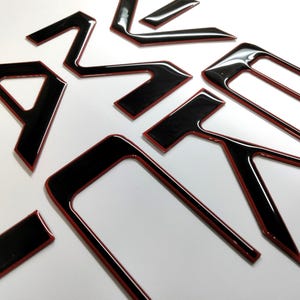 Compatible con letras/insertos para portón trasero recubiertos de polietileno con cúpula en relieve 3D de 2022, 2023, 2024 y 2025, banderas/contornos/colores sólidos/carbono fabricados en EE. UU.