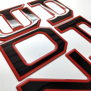 Kompatibel mit 2022 2023 2024 2025 Tundra 3D Raized Domed Poly Coated Front Grill Buchstaben / Einsätze in den USA gemachte Flaggen / Outlines / Solid Color / Carbon